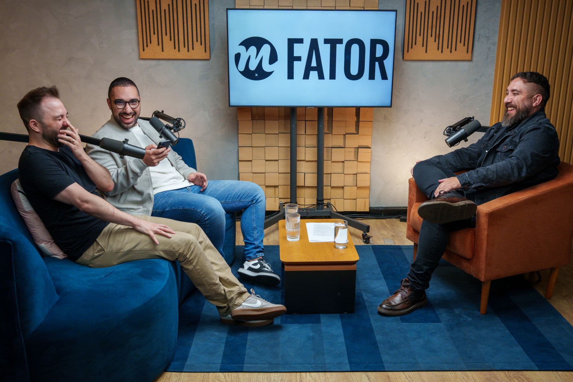 Os apresentadores do O Fator M gravando episódio no estúdio