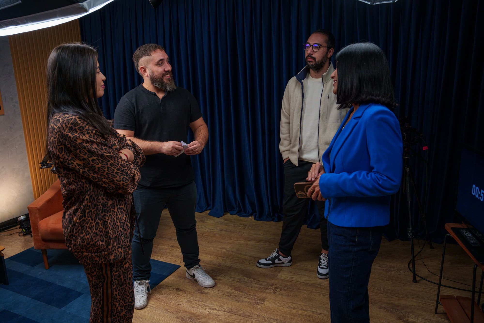 Bastidores do O Fator M — apresentadores com convidados antes da gravação