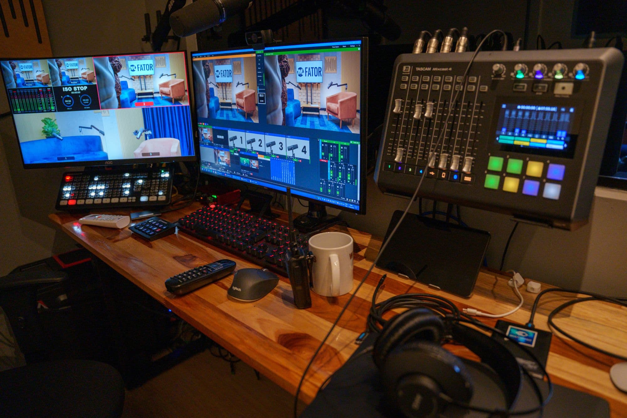 Mesa de operação do estúdio O Fator M com switcher e mixer de áudio profissional