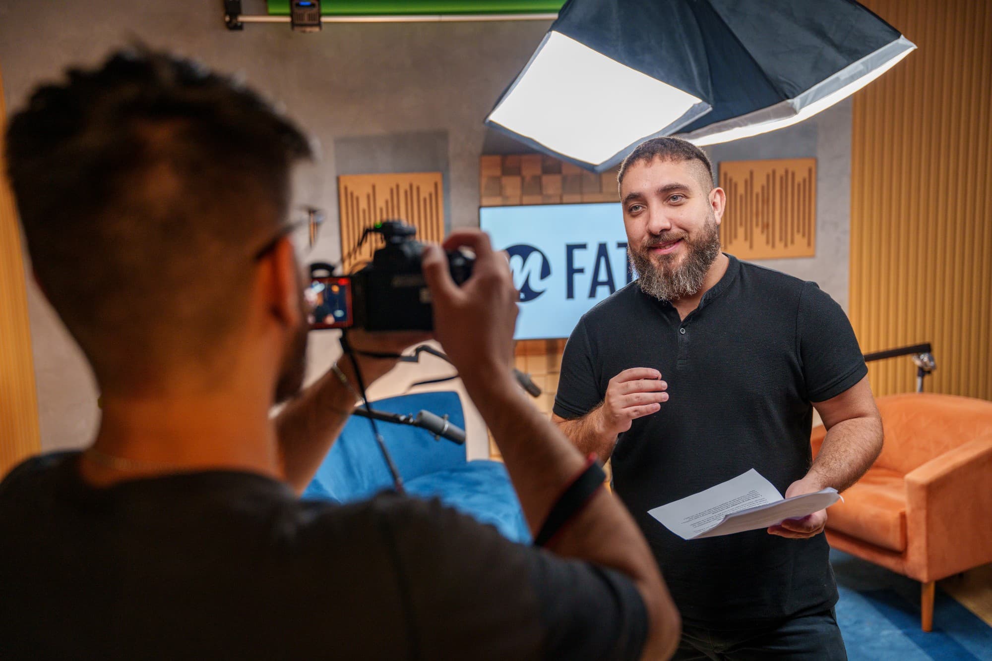 Bastidores — Felipe Beraldo sendo fotografado no estúdio O Fator M